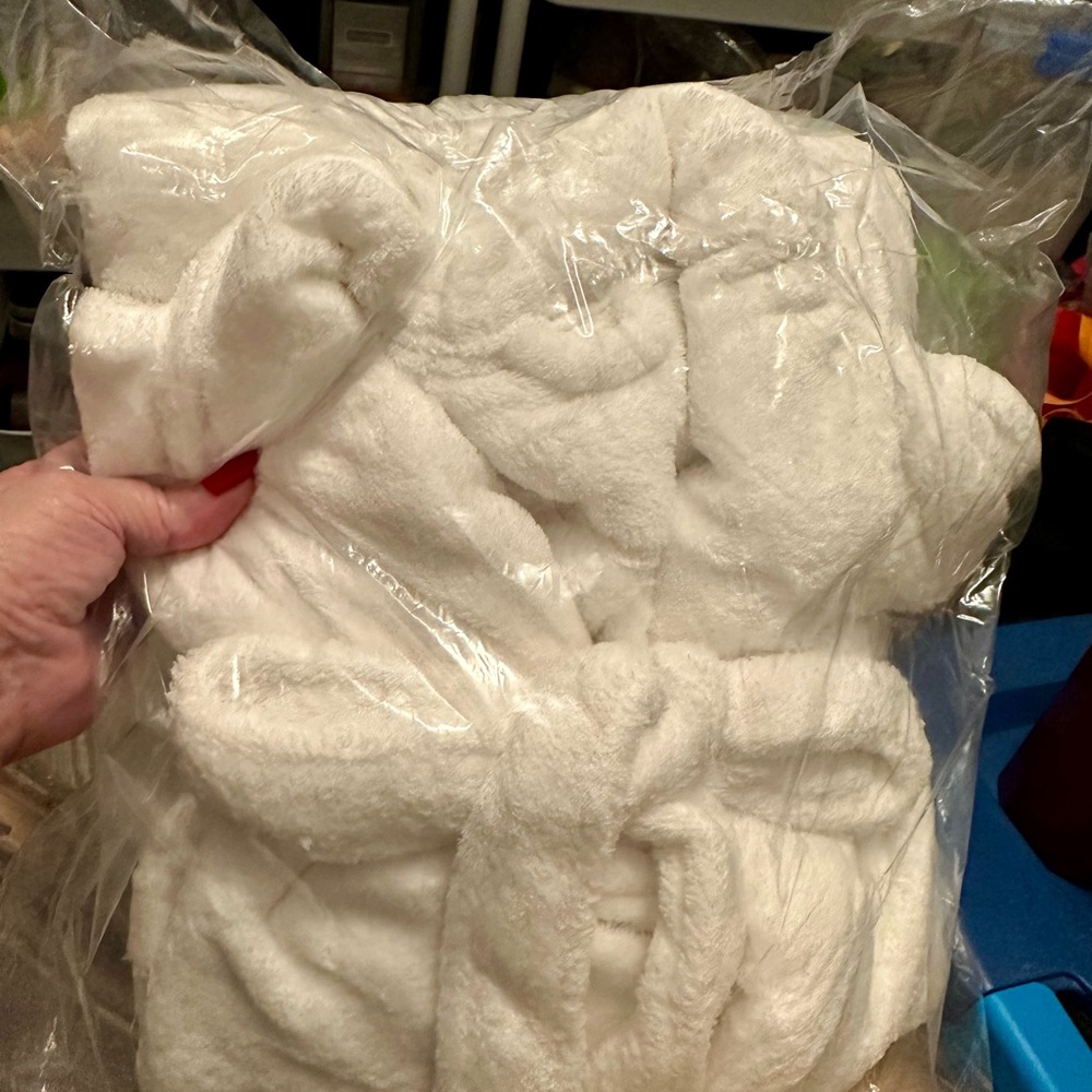 Cocus Pocus BRRRR IT'S COLD IN HERE BATHROBE NEW - Picture 10 of 11